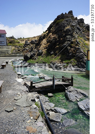 須川温泉は全国屈指の湧出量を誇る強酸性温泉 53197730