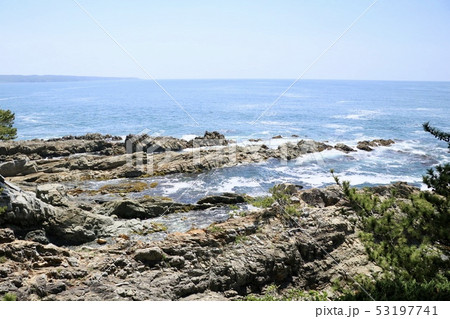 白い荒波が打ち寄せる海岸【宮城県石巻市・田代島三石崎】 53197741