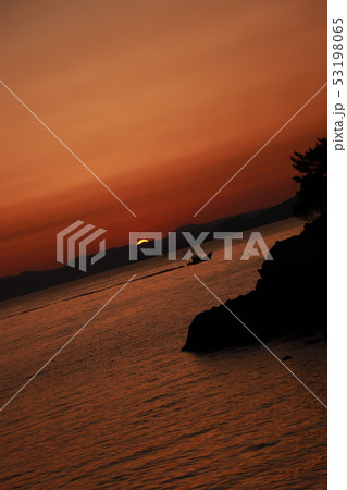 夕暮れの海に浮かぶ漁船 53198065