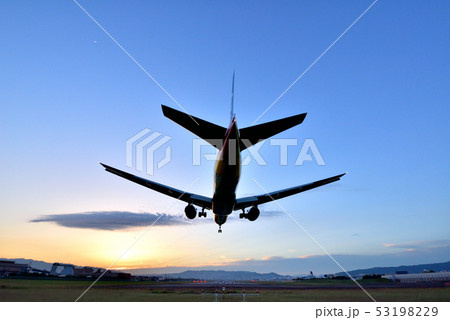 ファイナルアプローチ ジェット旅客機 着陸態勢 ブルーモーメント 伊丹空港RWY32L ファイナルアプローチ ジェット旅客機 着陸態勢 ブルーモーメント 伊丹空港RWY32L 53198229