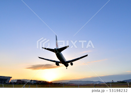 ファイナルアプローチ ジェット旅客機 着陸態勢 ブルーモーメント 伊丹空港RWY32L ファイナルアプローチ ジェット旅客機 着陸態勢 ブルーモーメント 伊丹空港RWY32L 53198232