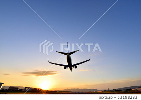 ファイナルアプローチ ジェット旅客機 着陸態勢 ブルーモーメント 伊丹空港RWY32L ファイナルアプローチ ジェット旅客機 着陸態勢 ブルーモーメント 伊丹空港RWY32L 53198233