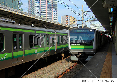 東神奈川駅に停車中の横浜線233系 53198235