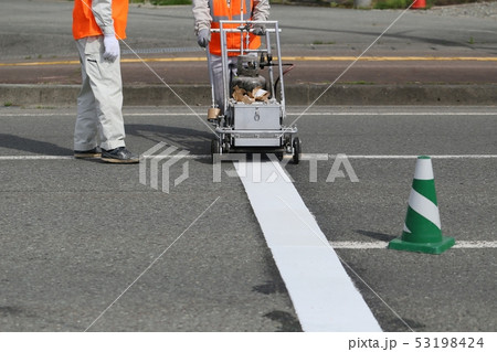 停止線の塗装工事 53198424