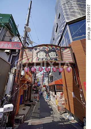 日本の東京都市景観 三軒茶屋駅前のすずらん通を望む 日本の東京都市景観 三軒茶屋駅前のすずらん通を望む 53199307