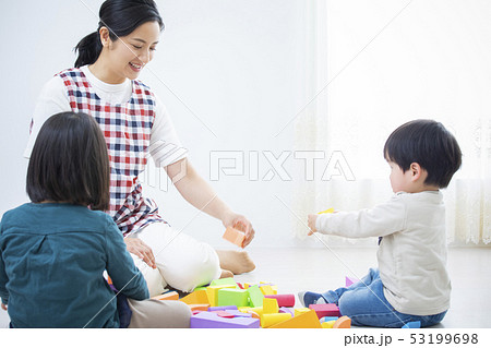 保育士と子供たち・積み木 53199698