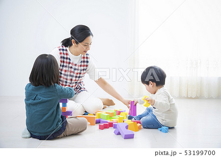保育士と子供たち・積み木 53199700