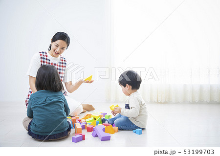 保育士と子供たち・積み木 保育士と子供たち・積み木 53199703