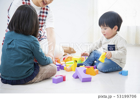 保育士と子供たち・積み木 保育士と子供たち・積み木 53199706