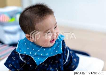 お座りする5ヵ月の赤ちゃん お座りする5ヵ月の赤ちゃん 53201226