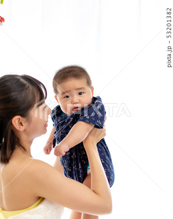 ウエディングドレス着たママと5ヵ月の赤ちゃん ウエディングドレス着たママと5ヵ月の赤ちゃん 53201382