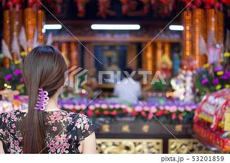 台湾のお寺で祈る人 台湾のお寺で祈る人 53201859