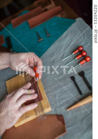 Working process of the leather wallet in the leather workshop 53204220