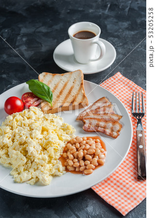 Breakfast with scrambled eggs 53205258