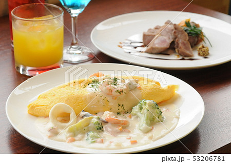 海鮮クリームシチューオムライスと仔牛のステーキの写真素材