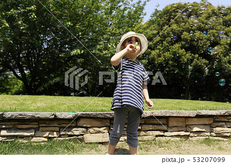 シャボン玉で遊ぶ幼児(4歳児)と青空 53207099