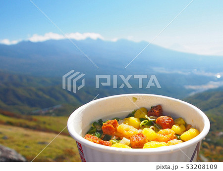山を眺めながらカップラーメン【山ごはん】 53208109