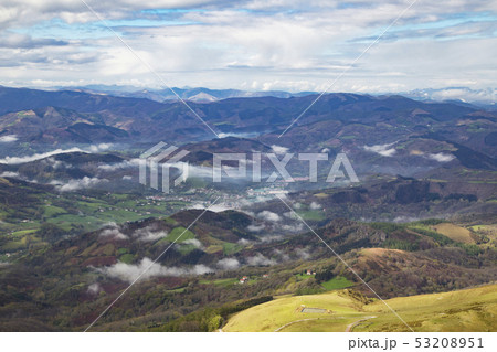 リューヌ山の登山鉄道　頂上駅からの風景 53208951
