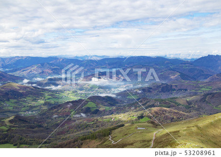 リューヌ山の登山鉄道　頂上駅からの風景 53208961