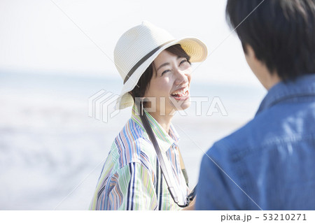 海　カップル　夫婦　笑顔 53210271