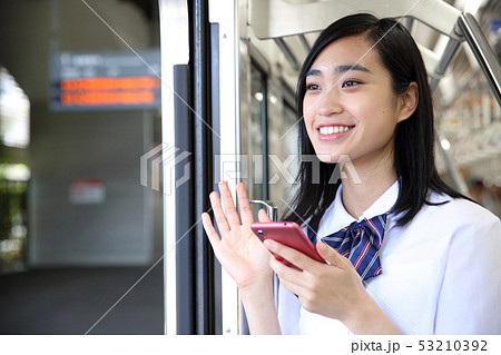 電車に乗っている女子高生 撮影協力「京王電鉄株式会社」 電車に乗っている女子高生 撮影協力「京王電鉄株式会社」 53210392