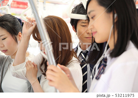 満員電車に乗る人たち　撮影協力「京王電鉄株式会社」  53211975