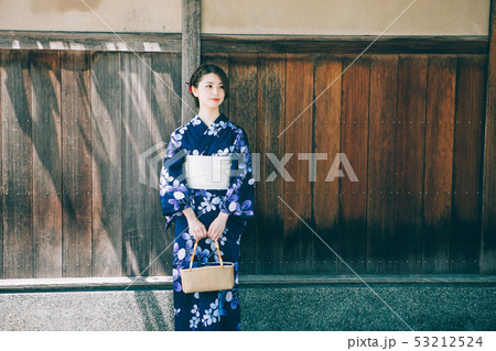 浴衣の女性と京都の街 浴衣の女性と京都の街 53212524