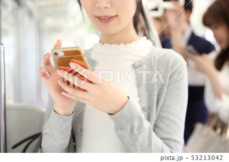 車内スマホ 撮影協力「京王電鉄株式会社」 車内スマホ 撮影協力「京王電鉄株式会社」 53213042