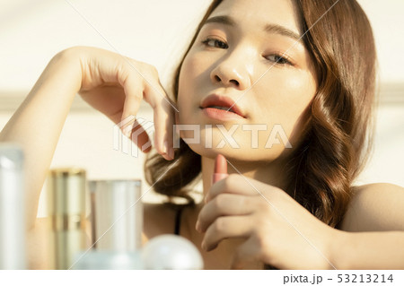 女性　ビューティー　夕日 53213214