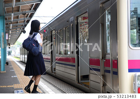 電車を待つ女子高生 撮影協力「京王電鉄株式会社」 電車を待つ女子高生 撮影協力「京王電鉄株式会社」 53213483
