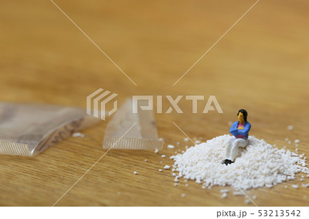 粉薬と考える女性 粉薬と考える女性 53213542