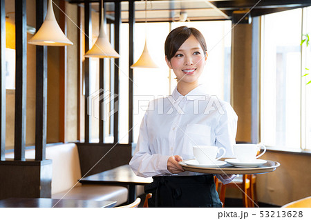 カフェでアルバイトする女の子 カフェでアルバイトする女の子 53213628