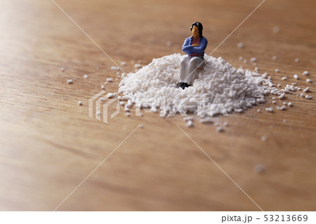 粉薬と考える女性 53213669