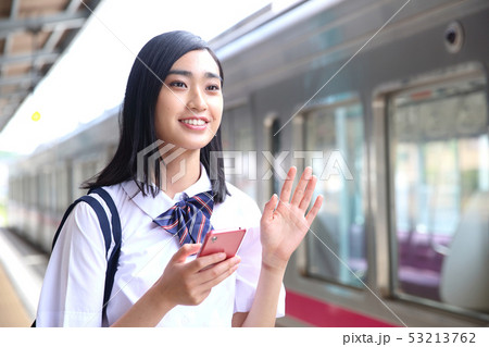 電車を待つ女子高生 撮影協力「京王電鉄株式会社」 電車を待つ女子高生 撮影協力「京王電鉄株式会社」 53213762