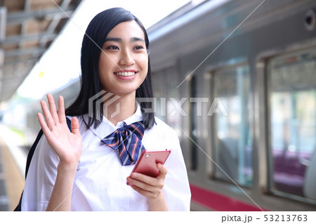 電車を待つ女子高生　撮影協力「京王電鉄株式会社」  53213763