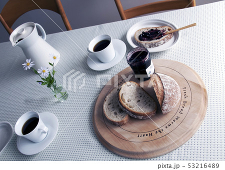 白い食卓 パン コーヒー ジャム 花 横トリミング 白い食卓 パン コーヒー ジャム 花 横トリミング 53216489