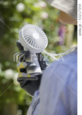 ガーデニング中にハンディー扇風機を使う女性手元 ガーデニング中にハンディー扇風機を使う女性手元 53217354