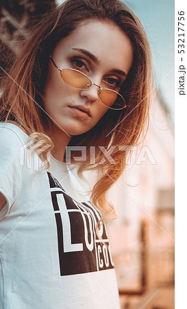 Fashion portrait stylish pretty woman in sunglasses posing in the city 53217756
