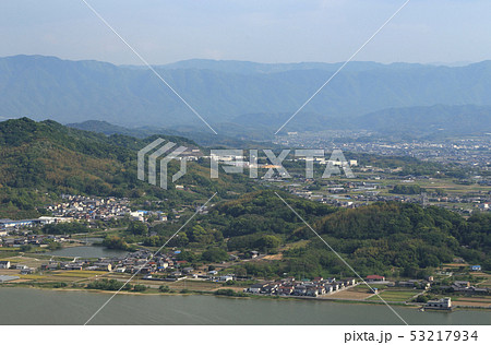 国市池を手前に天神山、六ツ松、陣山工業団地をみる 53217934