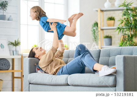 mother and daughter playing 53219381
