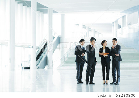 ビジネス オフィス ビジネスマン ミドル キャリア チーム ビジネス オフィス ビジネスマン ミドル キャリア チーム 53220800