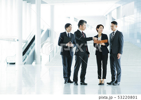 ビジネス オフィス ビジネスマン ミドル キャリア チーム ビジネス オフィス ビジネスマン ミドル キャリア チーム 53220801