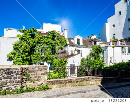 パリ　モンマルトルの家並み 53221203