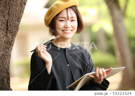 絵を描く女性 53223324