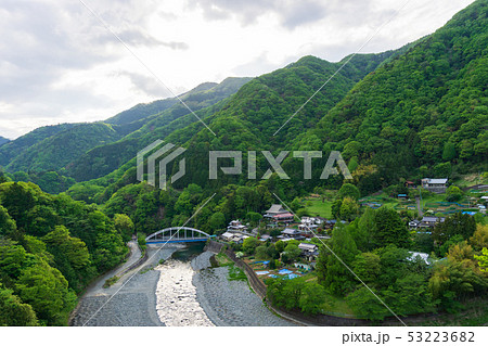 道志川と丹沢山系（神奈川県） 53223682