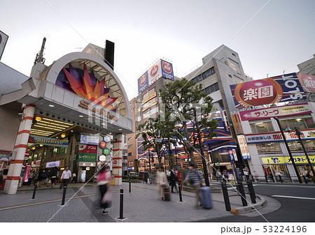 日本の東京都市景観 蒲田駅西口のサンライズ・ショッピングモールなどを望む 日本の東京都市景観 蒲田駅西口のサンライズ・ショッピングモールなどを望む 53224196