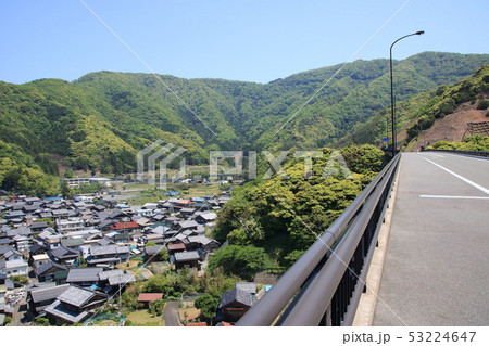 国道162号阿納尻~田烏バイパス「沖の石大橋」と、福井県小浜市田烏の町並み。 国道162号阿納尻~田烏バイパス「沖の石大橋」と、福井県小浜市田烏の町並み。 53224647