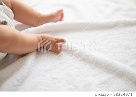 赤ちゃん　乳児　乳幼児　足　あんよ 53224971