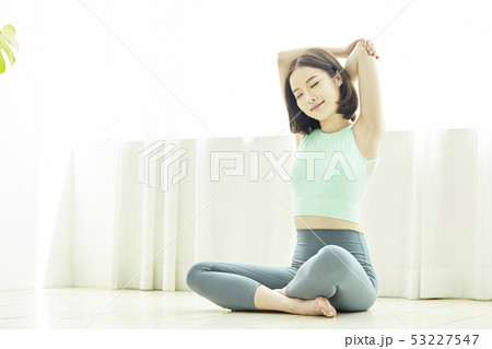 若い女性 ストレッチ ヒーリング 53227547