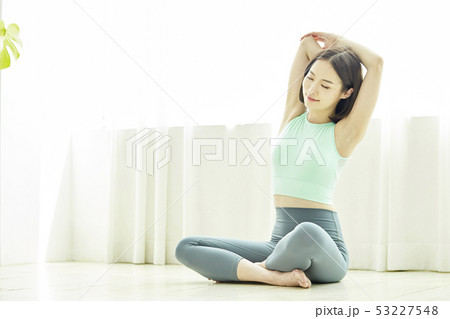 ストレッチ 朝 若い女性 53227548